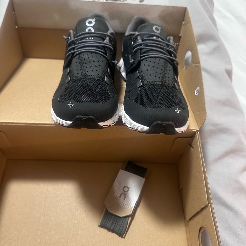 On running shoes sz 6 new with box